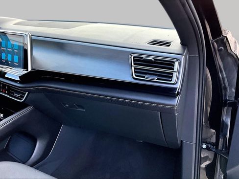 Used 2024 Volkswagen Atlas Cross Sport SE FWD image 19