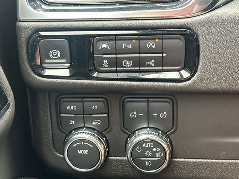 Used 2025 GMC Yukon XL Denali AWD/4WD image 40