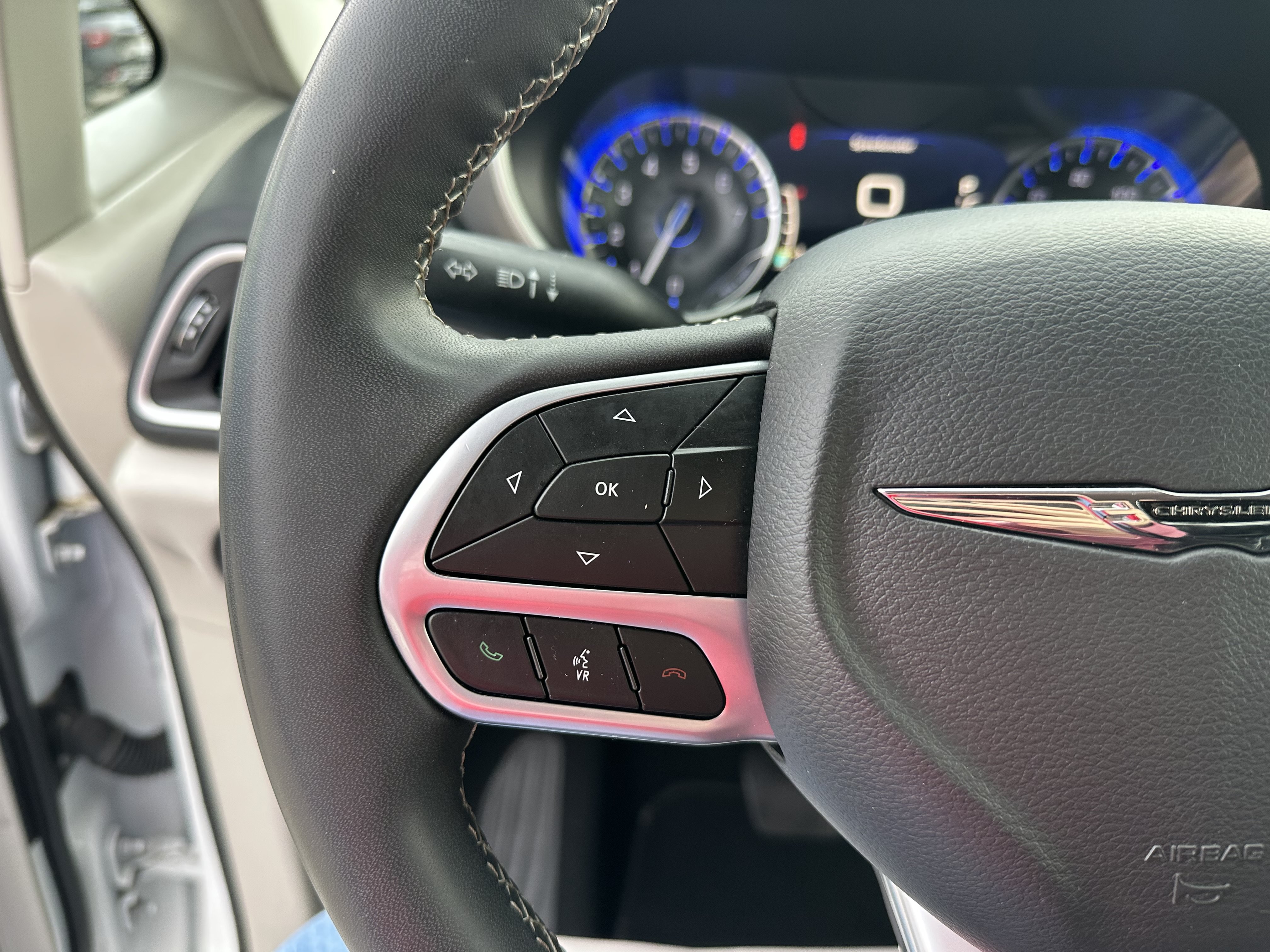 Used 2023 Chrysler Pacifica Touring-L FWD image 15
