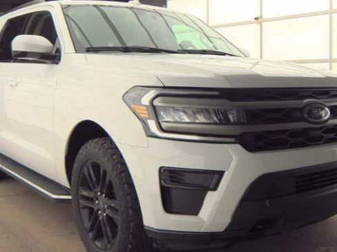Used 2023 Ford Expedition XLT image 3