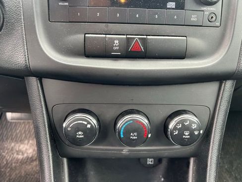 Used 2013 Dodge Avenger SE FWD image 16