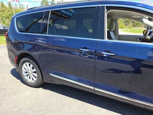 Used 2017 Chrysler Pacifica Touring-L FWD image 26