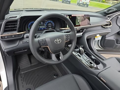 Used 2026 Toyota Crown Platinum AWD/4WD image 18
