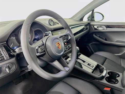 New 2026 Porsche Macan image 4