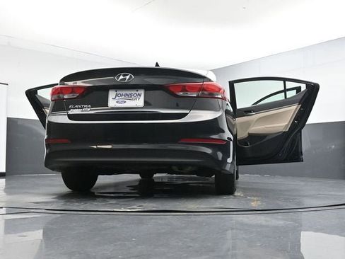 Used 2017 Hyundai Elantra SE image 39