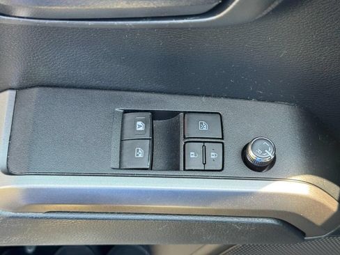Used 2016 Toyota Tacoma SR5 w/ SR5 Appearance Package (DN) AWD/4WD image 17