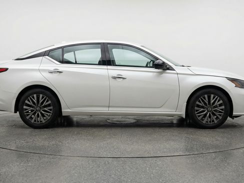 Used 2025 Nissan Altima 2.5 SV image 11