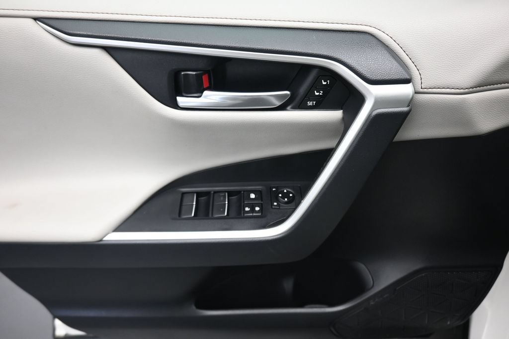 Used 2019 Toyota RAV4 Limited w/ Carpet Mat Package AWD/4WD image 10