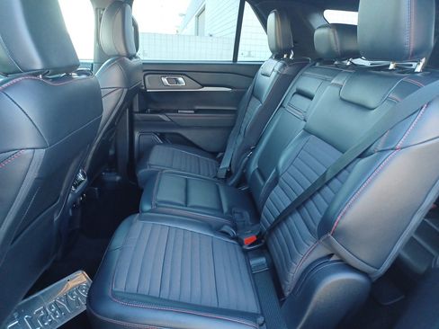 Used 2025 Ford Explorer ST-Line w/ ST-Line Street Pack image 7