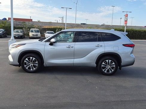 Used 2021 Toyota Highlander XLE AWD/4WD image 13