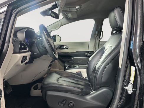 Used 2022 Chrysler Pacifica Touring-L image 4