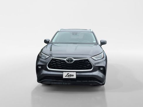 Used 2022 Toyota Highlander XLE FWD image 8