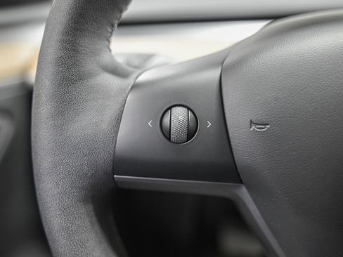 Used 2023 Tesla Model Y Long Range AWD/4WD image 19