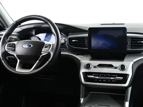 Used 2024 Ford Explorer XLT w/ Equipment Group 202A AWD/4WD image 8