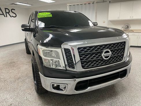 Used 2017 Nissan Titan SV image 3