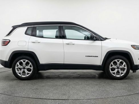 Used 2025 Jeep Compass Latitude image 11