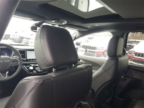 New 2026 Chrysler Pacifica Select image 11