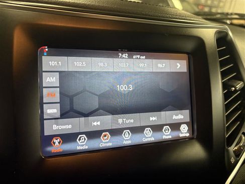 Used 2019 Jeep Cherokee Latitude w/ Cold Weather Group image 11