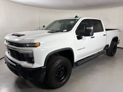Used 2024 Chevrolet Silverado 2500 Custom w/ Custom Value Package AWD/4WD image 4