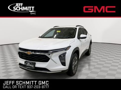 Certified 2025 Chevrolet Trax LT w/ LT Convenience Package FWD image 4