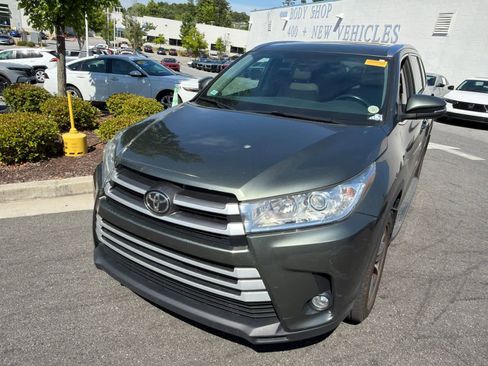 Used 2019 Toyota Highlander XLE FWD image 12
