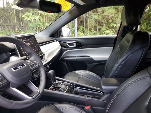 Used 2025 Jeep Compass Limited AWD/4WD image 19