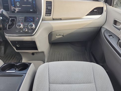 Used 2015 Toyota Sienna LE image 11