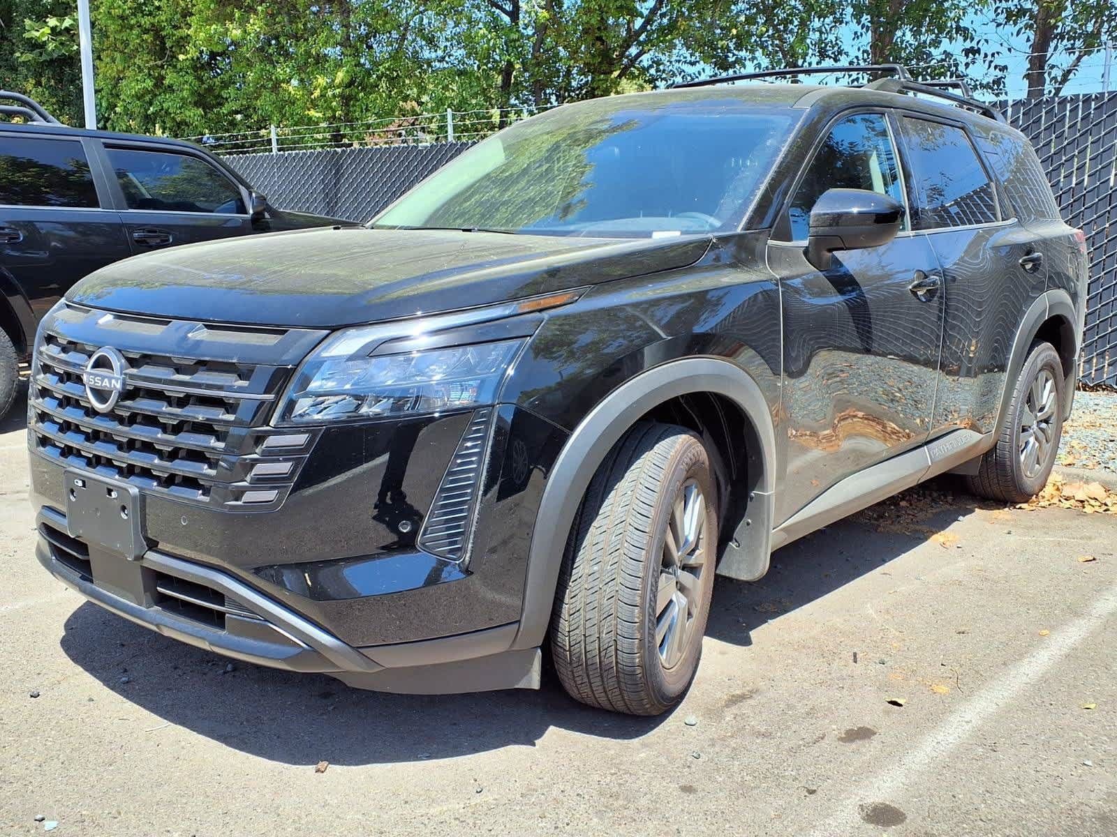 Used 2026 Nissan Pathfinder SV FWD image 1