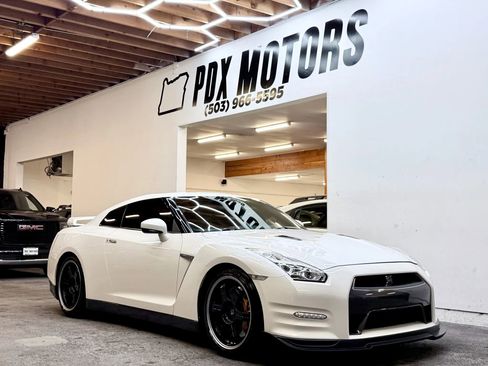 Used 2015 Nissan GT-R Premium image 1