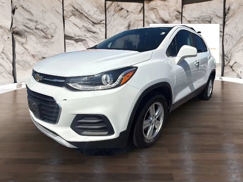 Used 2019 Chevrolet Trax LT w/ LT Convenience Package FWD image 3