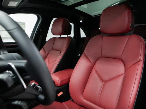 Certified 2025 Porsche Macan image 5