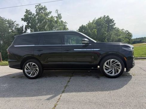 Used 2025 Lincoln Navigator Reserve AWD/4WD image 2
