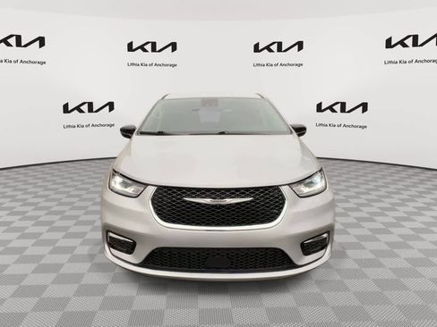 Used 2024 Chrysler Pacifica Touring-L FWD image 5