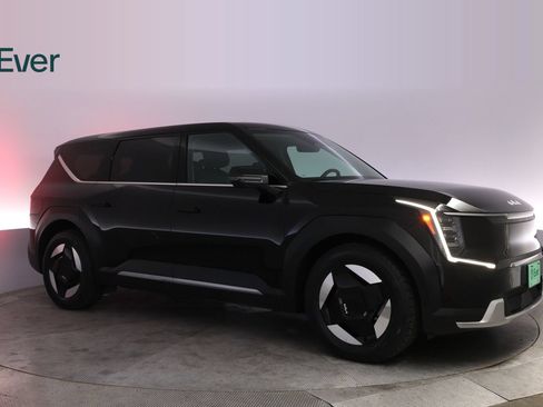 Used 2024 Kia EV9 Light Long Range RWD image 14