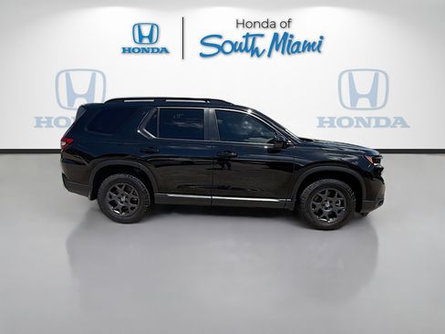 Used 2025 Honda Pilot TrailSport image 8