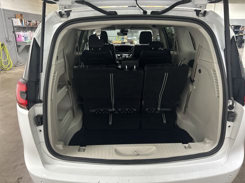 Used 2024 Chrysler Pacifica Touring-L image 29