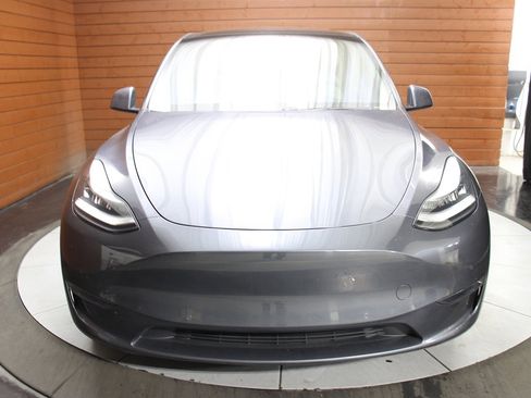 Used 2020 Tesla Model Y Long Range image 2