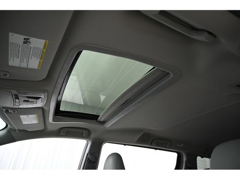 Used 2018 Toyota Sienna XLE image 33