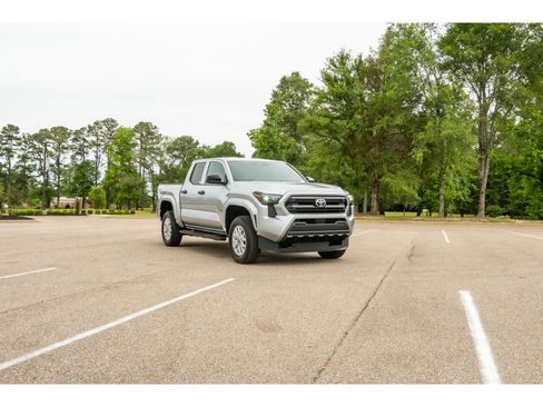 Used 2025 Toyota Tacoma SR RWD image 3