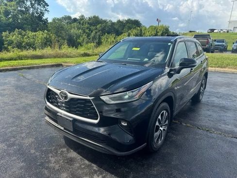 Used 2021 Toyota Highlander XLE AWD/4WD image 4