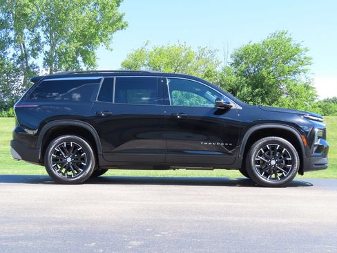 Used 2025 Chevrolet Traverse LT w/ Sun and Wheel Package AWD/4WD image 2