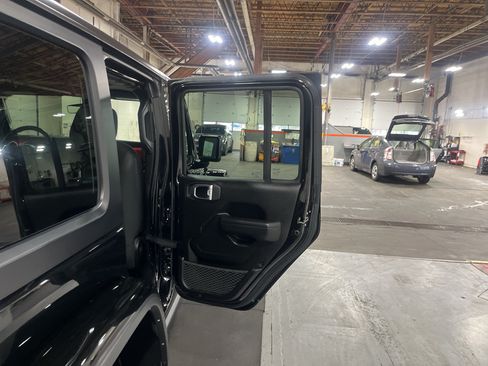 Used 2023 Jeep Wrangler Unlimited Rubicon w/ Cold Weather Group AWD/4WD image 22