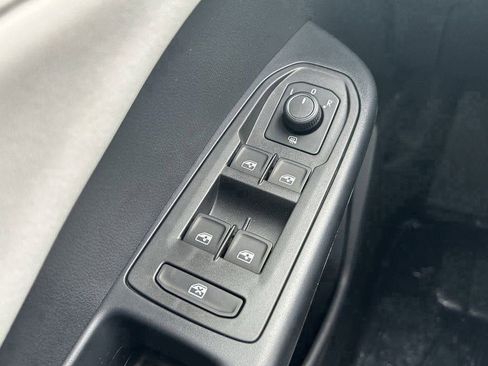 New 2026 Volkswagen Taos SE FWD image 18