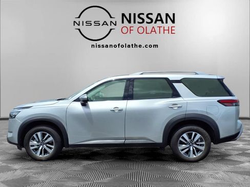 Used 2025 Nissan Pathfinder SL FWD image 20