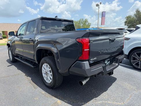 Used 2025 Toyota Tacoma SR5 AWD/4WD image 7