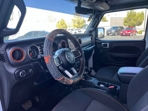 Used 2023 Jeep Gladiator Mojave AWD/4WD image 28