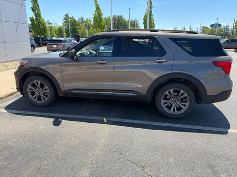Used 2021 Ford Explorer XLT w/ Equipment Group 202A AWD/4WD image 3
