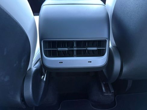 Used 2022 Tesla Model Y Long Range image 13