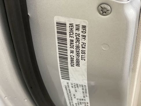 Used 2024 Chrysler Pacifica Touring-L image 28