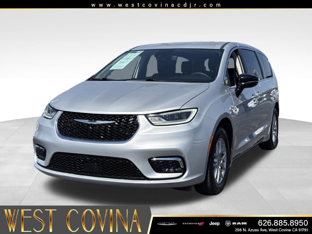 Used 2024 Chrysler Pacifica Touring-L FWD image 4